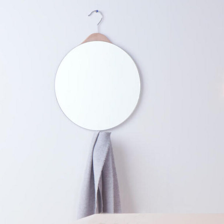 Hang Design spiegel Mirror Hanger bijvoorbeeld in de slaapkamer. Onder aan het haakje kun je bijvoorbeeld een shawl hangen.