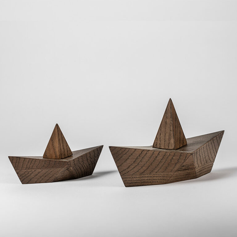 Van het Deense Boyhood zijn deze 2 Admiral houten design bootjes. Bedoeld als decoratieve woonaccessoires en gemaakt van FSC gecertificeerd donker gerookt eikenhout.