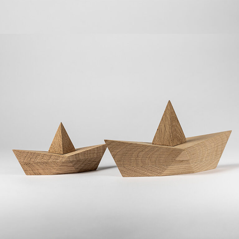 Het Admiral houten design bootje is er in 2 maten. Samen vormen ze een mooi duo ter decoratie van je interieur.