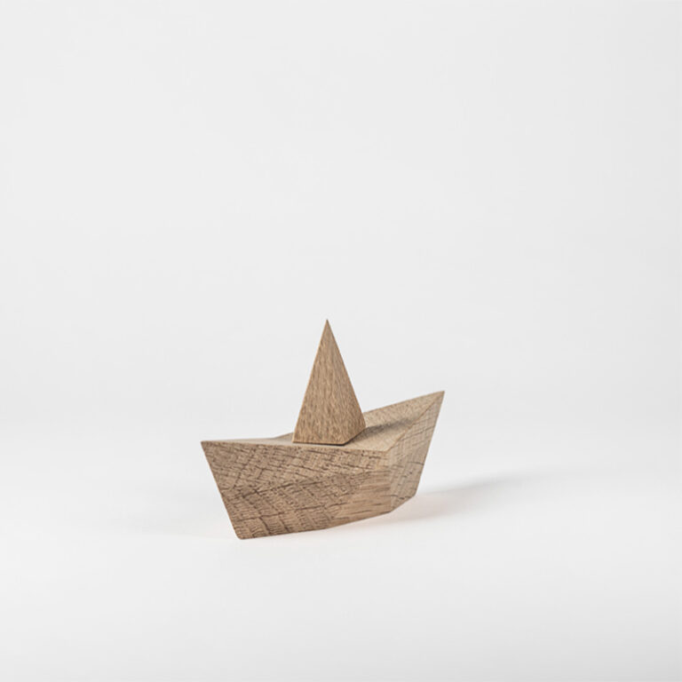 Heb jij wel eens een bootje van papier gevouwen? Dan herken je de vorm direct in dit houten Admiral object van ontwerper Jakob Burgsø. Een design object om van te genieten en waarvoor geldt: less is more!