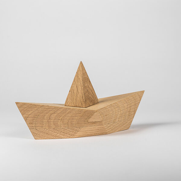 Boyhood uit Denemarken laat zich graag inspireren door fijne jeugdherinneringen. Zij zetten de typische vorm van het papieren bootje om een decoratieve accessoire voor in huis en gaven het de naam Admiral.