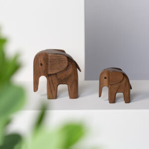 De Elephant couple bestaat uit 2 houten olifanten in 2 maten. Hier zie je de donkerhouten uitvoering.