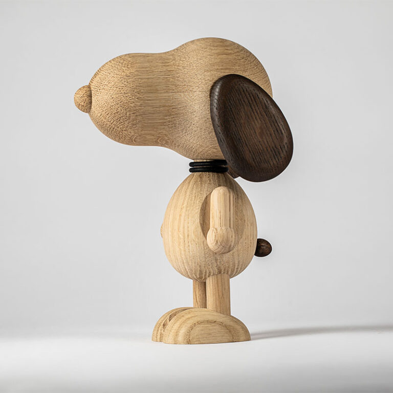 De houten design hond Mr. B'eagle doet denken aan een grappig stripfiguur van vroeger