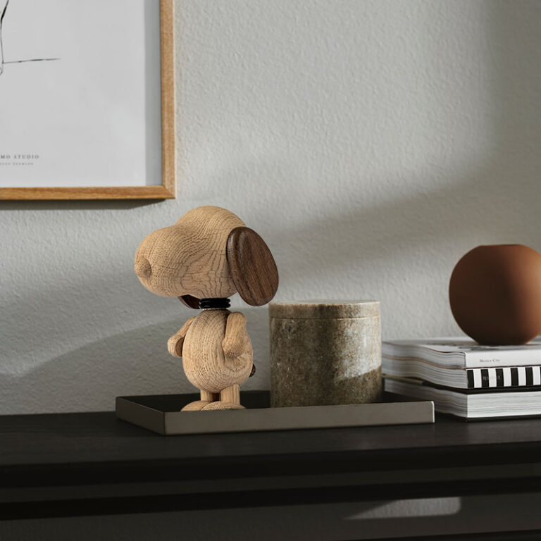 Deze toffe houten design hond Mr. B'eagledoet je direct glimlachen. Hij herinnert je aan vroeger. Aan de tijd dat je weg droomde tijdens de grappige avonturen van je stripheld.