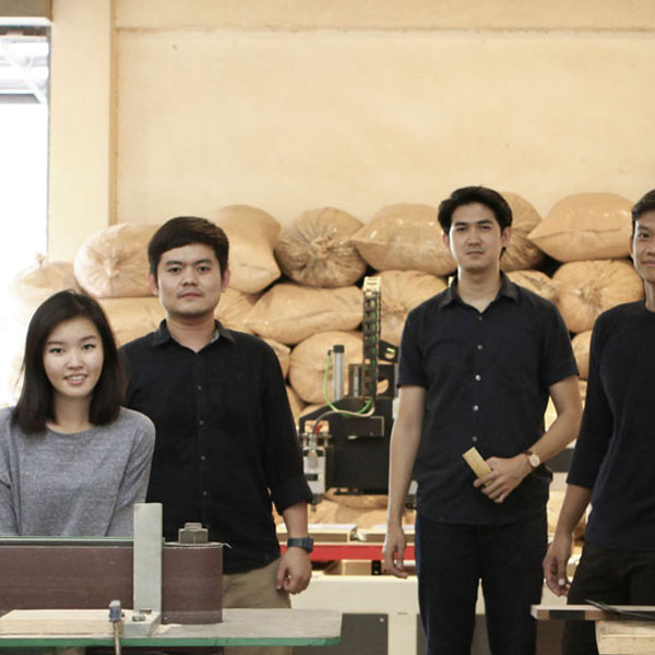 Pana Objects is een kleine groep van 7 ontwerpers en makers in Thailand. Ze ontmoetten elkaar al in 2005 tijdens hun studie aan de Design Academy in Bangkok. Ze deelden daar hun passie richting design en de voorliefde van hout.