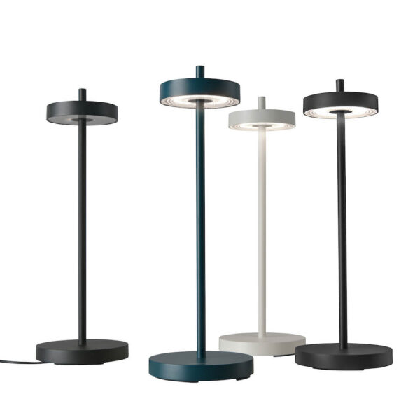 De Essence acculamp kun je zowel binnen als buiten gebruiken. De minimalistische lamp is verkrijgbaar in wit, zwart en ocean blue.