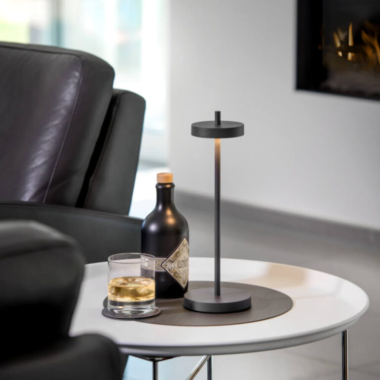 Deze minimalistische Essence design lamp is gemaakt van gerecycled aluminium en is spatwaterdicht (IP54).