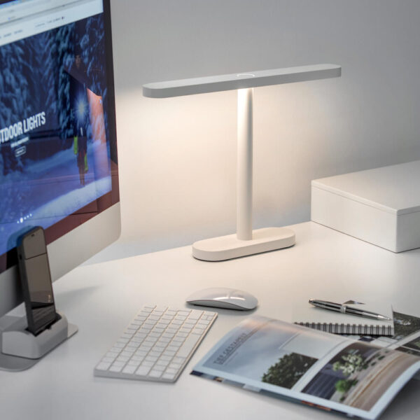 De Meridian is een oplaadbare designlamp voor binnen- en buiten gebruik. Deze minimalistische design lamp is gemaakt van gerecycled aluminium en is spatwaterdicht (IP65).