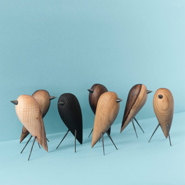 De Ptak houten design bird is leverbaar in 3 houtsoorten en dus kleuren: naturel eiken, donker notenhout en zwart gerookt essenhout. De hoogte is ca. 13 cm.