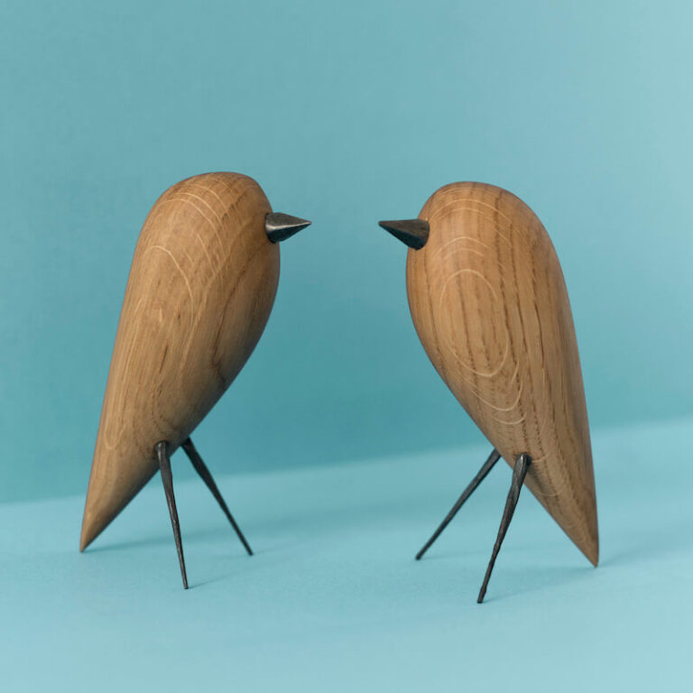 De Ptak design bird in naturel eikenhout. Een vogel met een minimalistisch design.