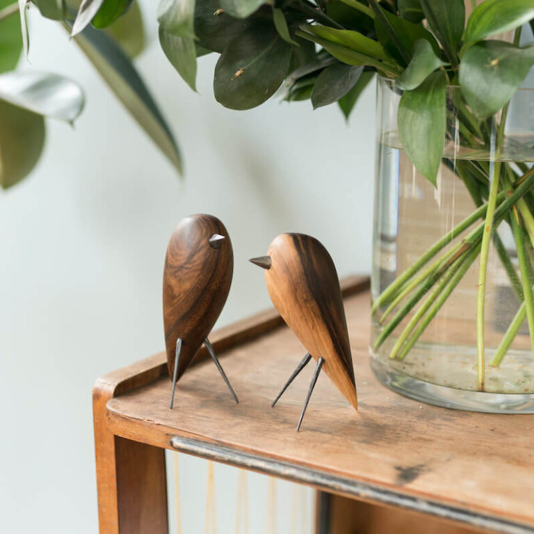 De Ptak design bird is een modern design accessoire voor in huis, met een warme uitstraling.