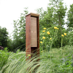 Het design bijenhotel High End heeft maar liefst 120 kamers voor verschillende soorten wilde bijen.