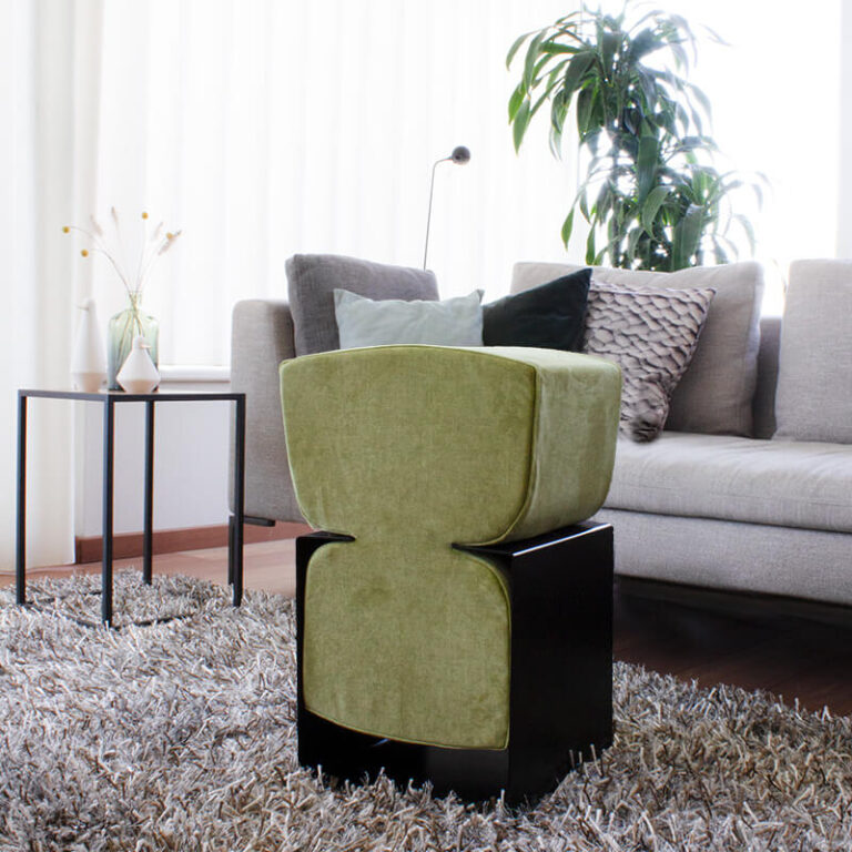 De BolBi design kruk van Studio Ilse Bouwens is altijd inzetbaar als extra zitplaats in woonkamer.