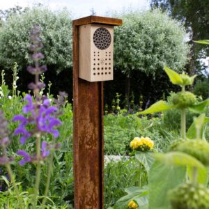 Het Bee & Bee Design Bijenhotel staat op een hoge houder van cortenstaal.