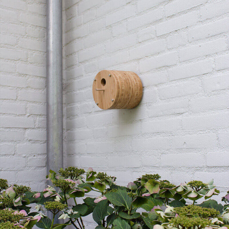 het bamboe vogelhuis fly-inn wand model is gemaakt van duurzaam bamboe.