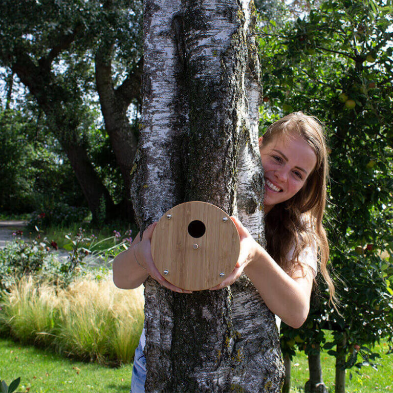 Ilse showt hier trots haar ontwerp: het bamboe vogelhuis fly-inn wand model