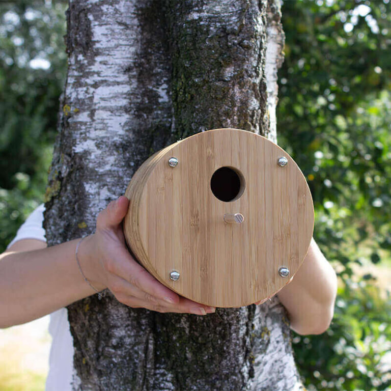 door het bamboe vogelhuis fly-inn wand model in de hand te nemen, zie je goed hoe groot het is.