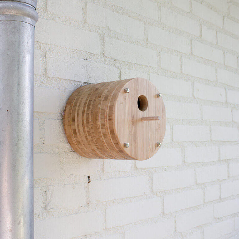 Het bamboe vogelhuis fly-inn wand model is de meest basic uitvoering uit deze serie bamboe ontwerpen.