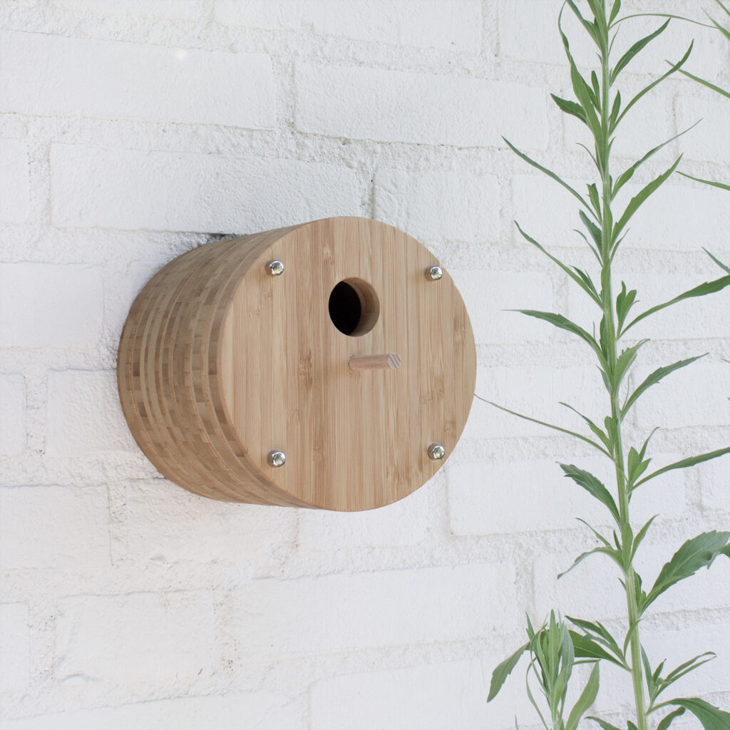 Vogelhuisje Fly Inn is gemaakt van bamboe. Je hangt het zo aan een muur, boom of houten wand.