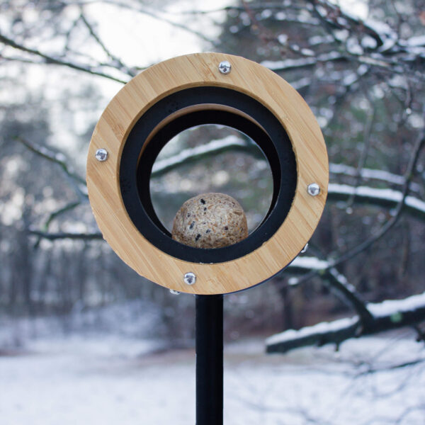 In dit bijzondere bamboe voederhuisje Take a Bite ligt een mezenbol. In de winter is dit welkom voer voor de vogels.