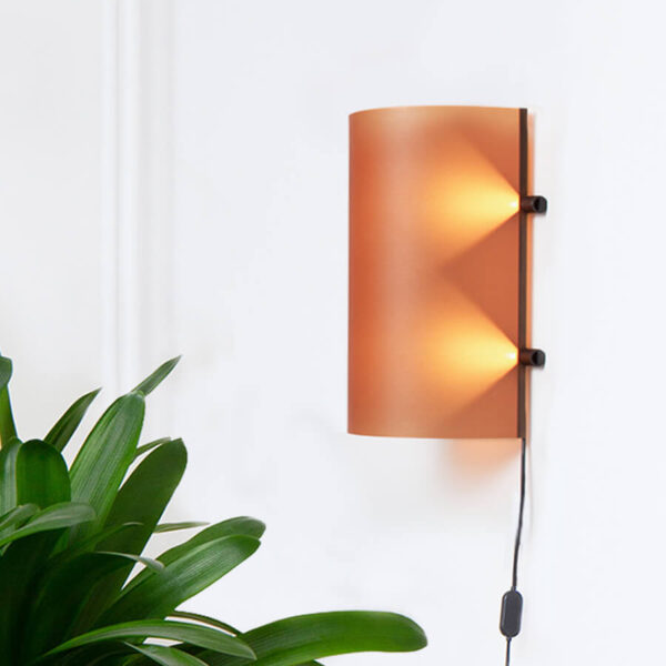 duurzame design lamp CCL2 is hier uitgevoerd met een warm bruine lampenkap. Als de lamp brandt geeft dat een prachtig lijnenspel op de kunststof lampenkap.