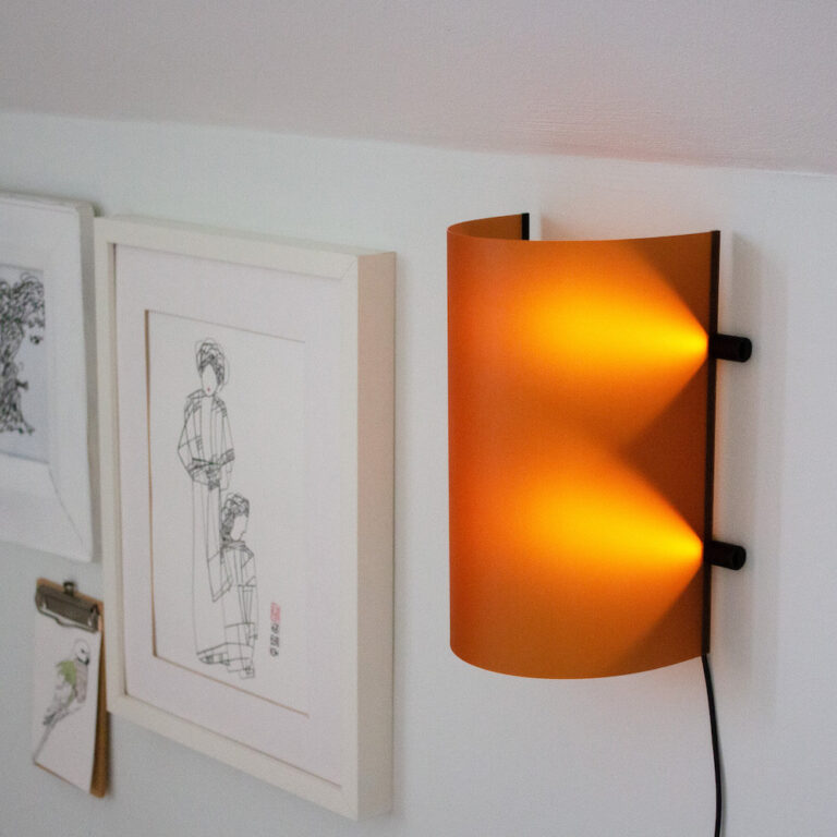 De CCL2 design tafel- en wandlamp kun je dus op 2 manieren gebruiken. Ondanks de strakke vormgeving geeft het een warm accent aan je interieur.