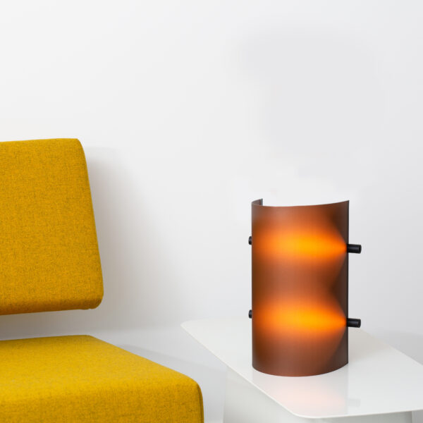 Je kunt deze duurzame design lamp CCL zowel ophangen als ergens neerzetten.