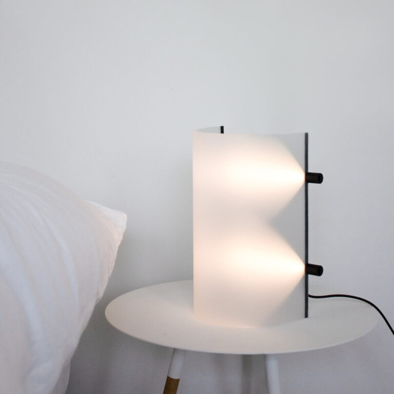 Gebruik deze Moderne LED design lamp CCL2 ook eens als sfeerlampje naast je bed. Je kunt 'm neerzetten of ophangen.