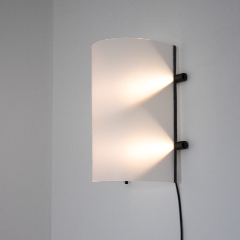 De CCL is een Moderne LED design lamp die je ook aan de wand kunt hangen.