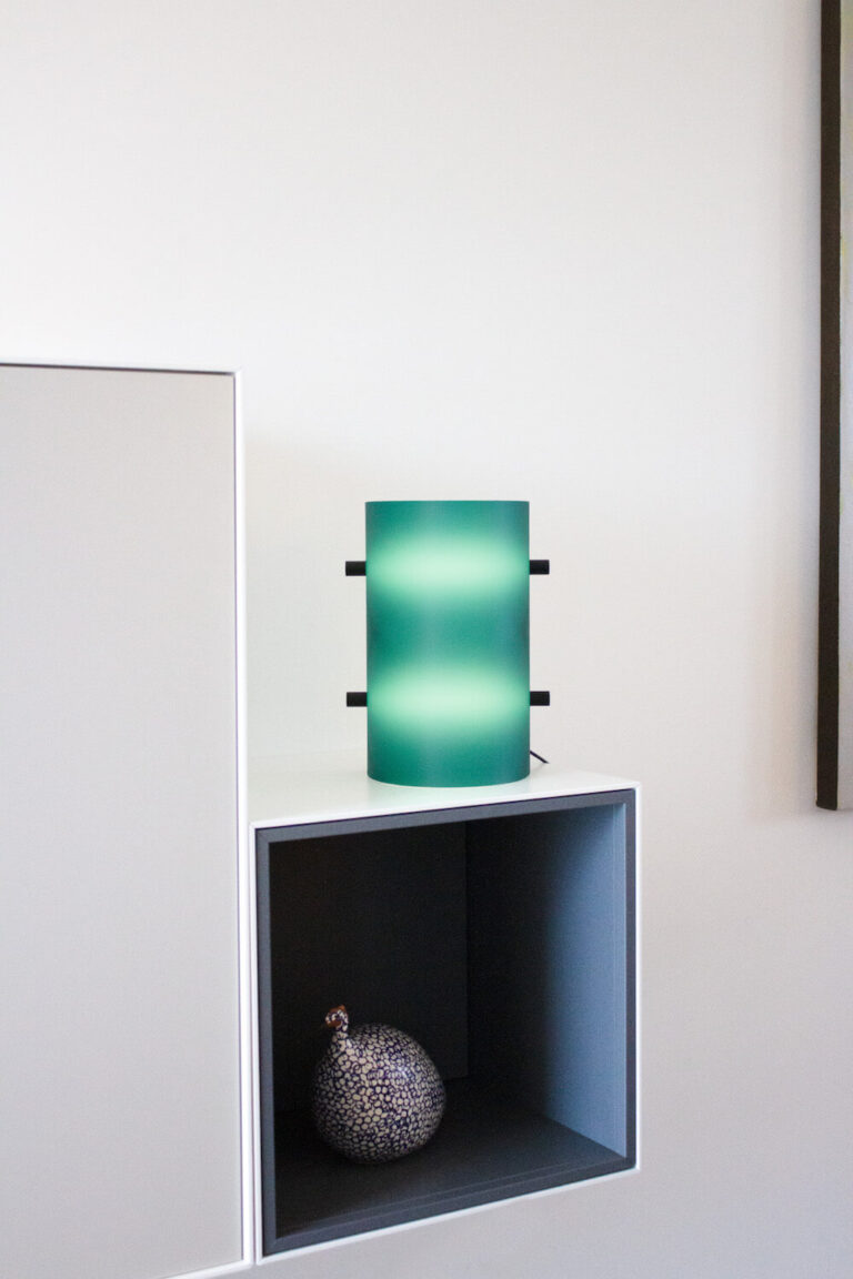 Deze kleurige design lamp met de naam CCL2 heeft een prachtige groen/blauwe lampenkap. Het geeft een fris accent aan elk interieur.