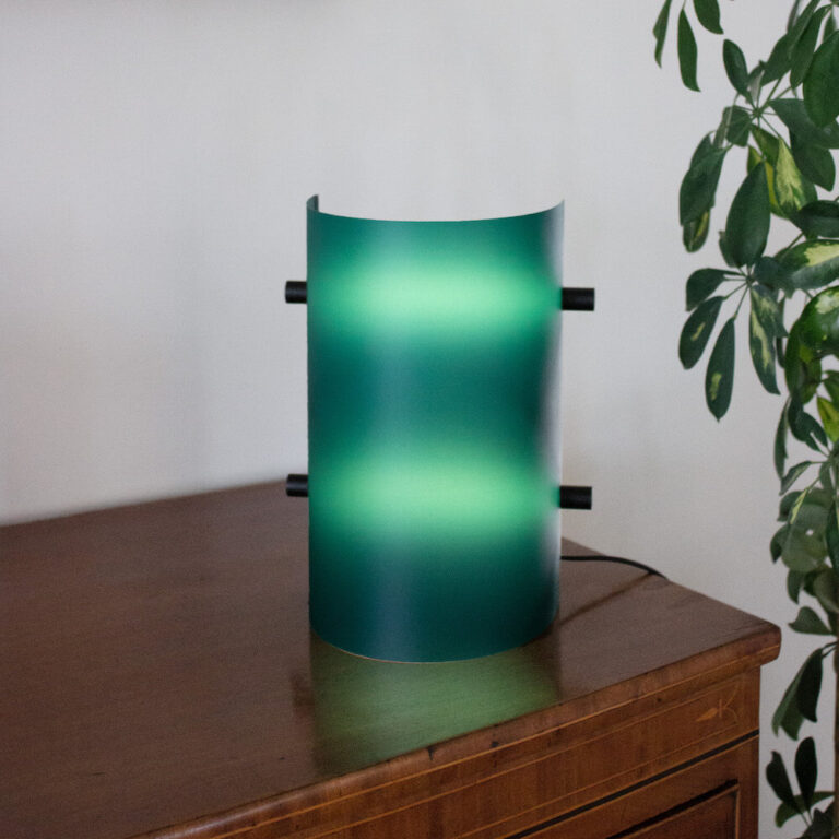 De minimalistische vormgeving van deze kleurige design lamp CCL doorstaat alle trends.