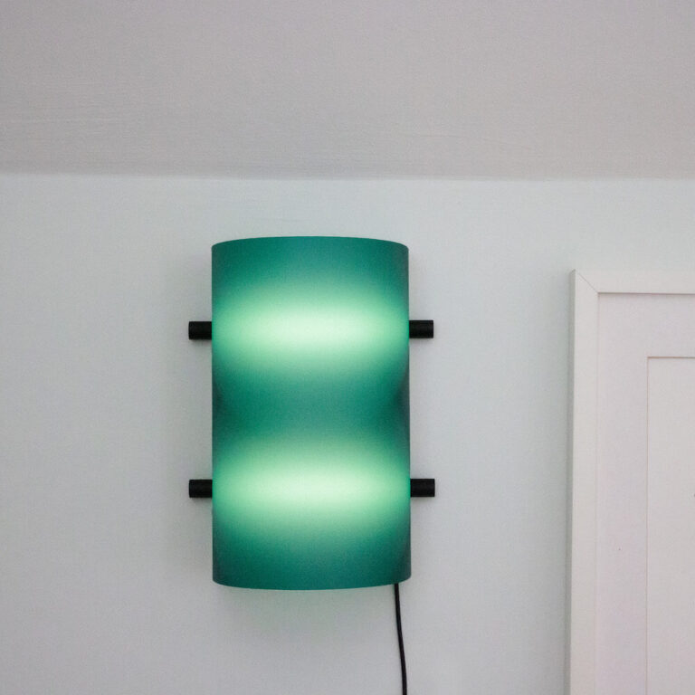 De CCL kleurige design lamp kun je ophangen of neerzetten. Voor de ophanging krijg je een beugeltje mee geleverd.