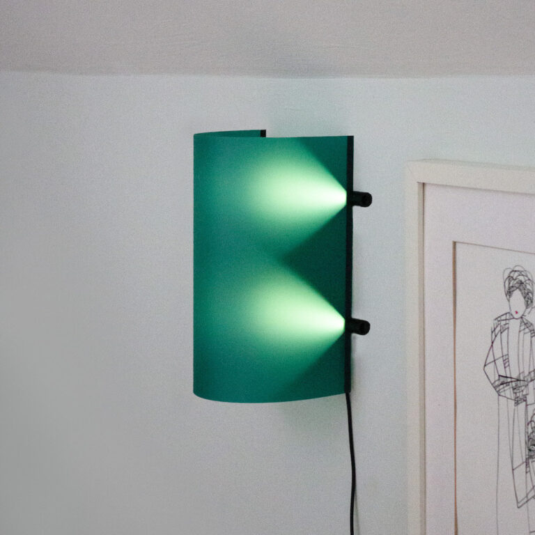 Als deze kleurige design lamp CCL2 brandt, geeft dat een prachtig lijnenspel op de lampenkap.