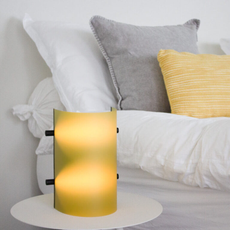 De CCL2, een moderne design lamp, is een lamp waarmee je alle kanten op kunt. Gebruik 'm bijvoorbeeld naast je bed. Het is geen leeslamp maar de CCL geeft wel ontzettend veel sfeer. Ophangen kan ook met de bijgeleverde beugel.