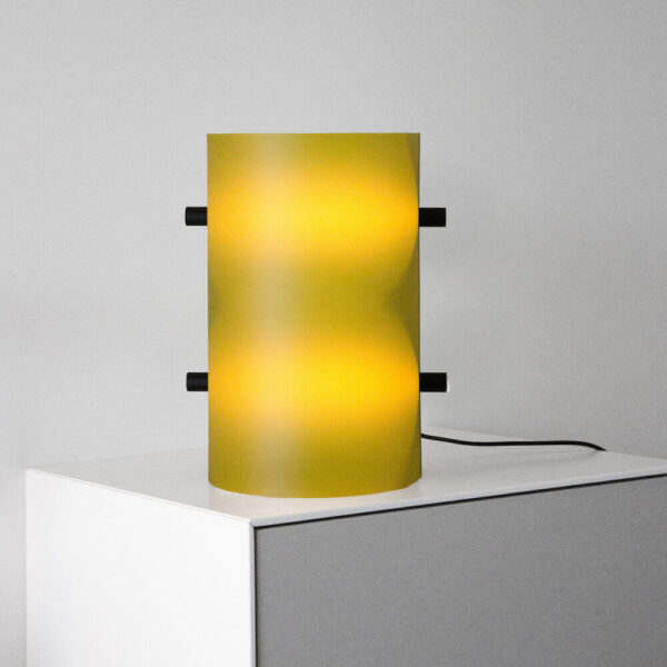 Deze moderne design lamp brengt het zonnetje in huis. Dit exemplaar van de CCL is namelijk uitgevoerd met een prachtige warmgele lampenkap.