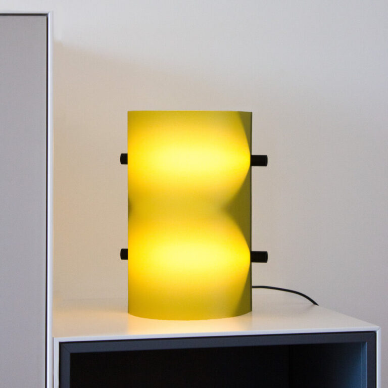 Deze moderne design lamp genaamd CCL2 is uitgevoerd met een dimmer en Led licht. Op deze foto staat de lamp op de hoogste stand qua licht.