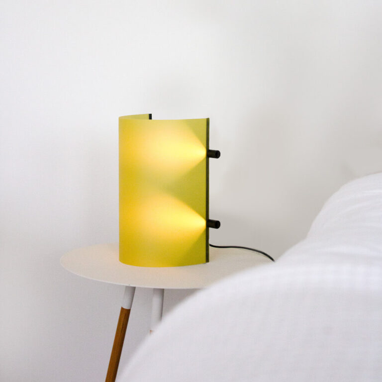 Zoek je nog een mooi lampje voor bij je bed? Deze moderne design lamp kun je ophangen of neerzetten . Aan jou de keuze.