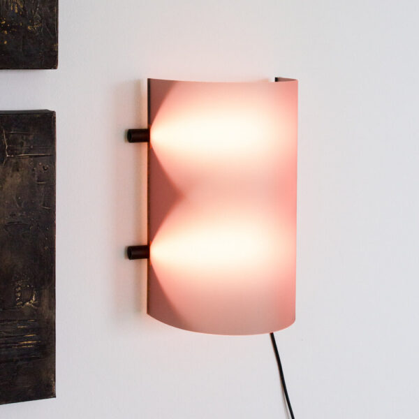 Deze Nederlandse design lamp is ontworpen door Ilse Bouwens voor Heeej! en draagt de naam CCL (Connection Clamp Lamp).