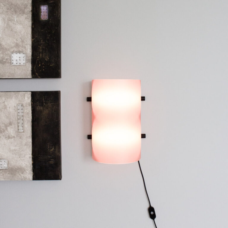 Bij deze Nederlandse design lamp met de naam CCL2 krijg je een beugel zodat je 'm gemakkelijk aan de wand hangt.