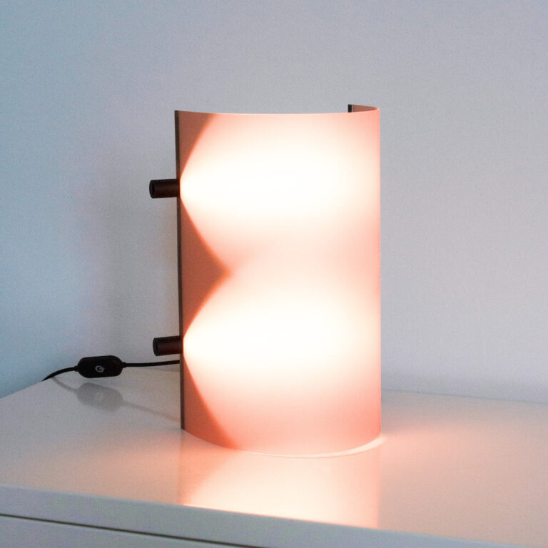 Deze Nederlandse design lamp CCL2 is uitgevoerd met een kunststof lampenkap in een zachtroze tint.
