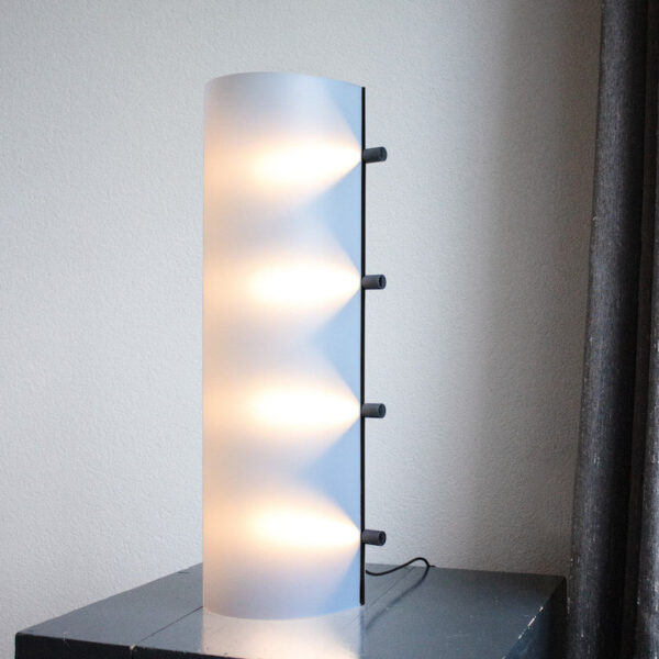 De elektriciteit van de Dutch Design lamp CCL4 wordt door de zwarte strips aan de zijkant van de lampenkap naar de LED lampjes in de zwarte buisjes geleid.