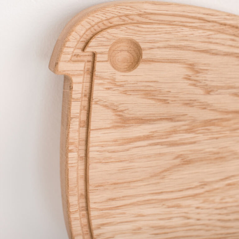 Deze Birdy houten snijplank heeft als mooi detail een oog. Deze plank is het middelste formaat uit de serie van 3.