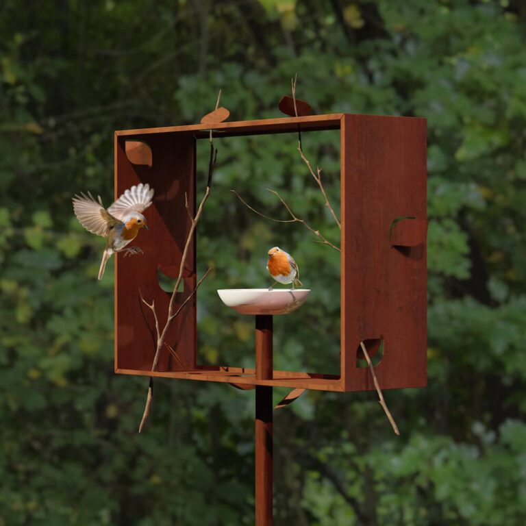 De Framed Feeder vogelvoederschaal is een vogelvoederhuis waarbij een schaal wordt omlijst door een frame van cortenstaal.