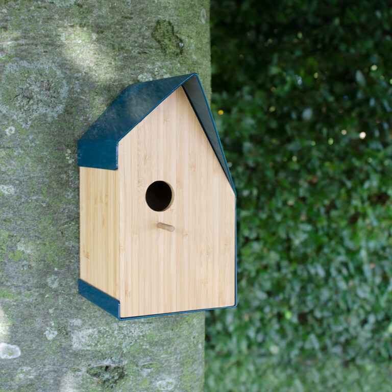 Het Happy Bird House Vogelhuisje heeft een invliegopening van 3,2 cm en is geschikt voor kleine vogeltjes zoals meesjes.