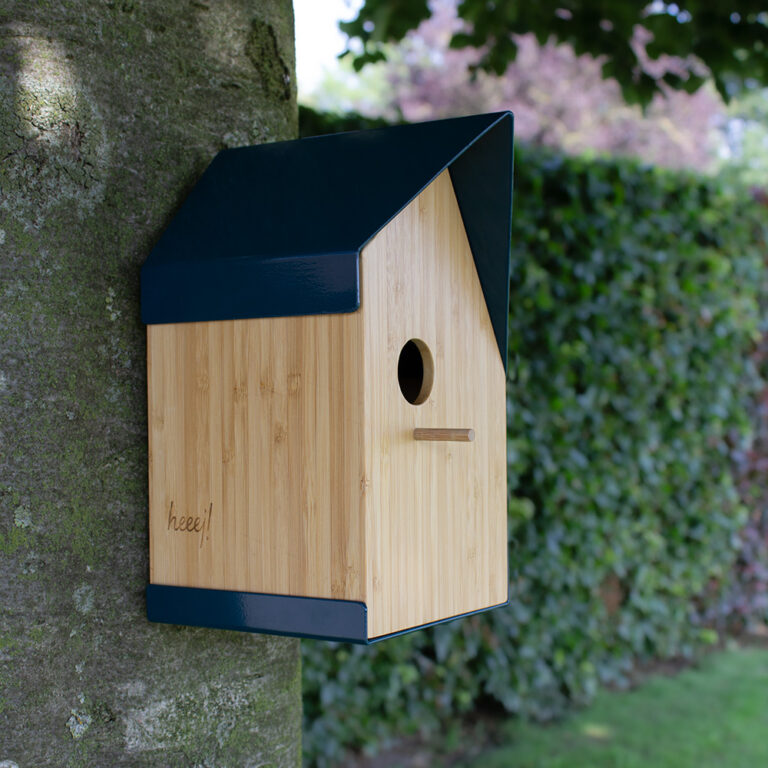 Het Happy Bird House Vogelhuisje is geïnspireerd op hedendaagse architectuur en is een ontwerp van Ilse Bouwens voor Heeej!