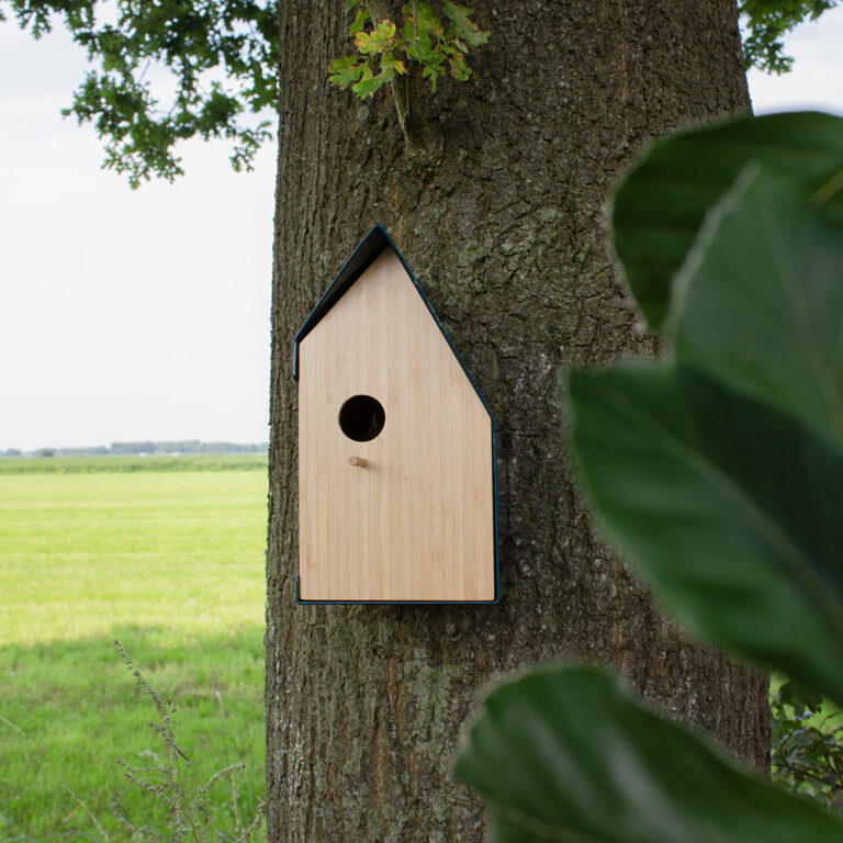 Het Happy Bird House Vogelhuisje is gemaakt van duurzaam bamboe en stevig metaal dat voorzien is van een poedercoating in de kleur petrol blauw.