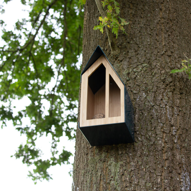 Het Happy Bird Feeder Vogelvoederhuisje is ontworpen door Ilse Bouwens voor Heeej.