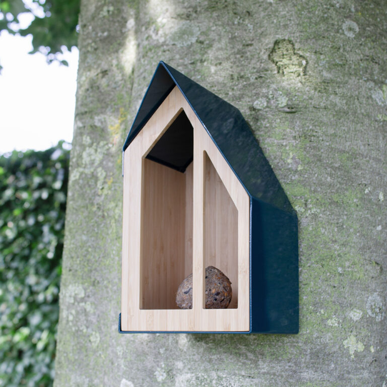 In het Happy Bird Feeder Vogelvoederhuisje kun je ook een vetbol leggen. Het huisje is gemaakt van duurzaam bamboe met een omhulsel van metaal.