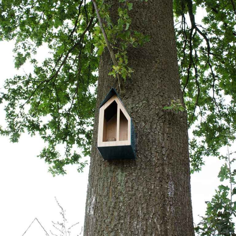 Het Happy Bird Feeder Vogelvoederhuisje hang je op. Bijvoorbeeld aan een boom, maar het kan ook aan een muur, of schutting.