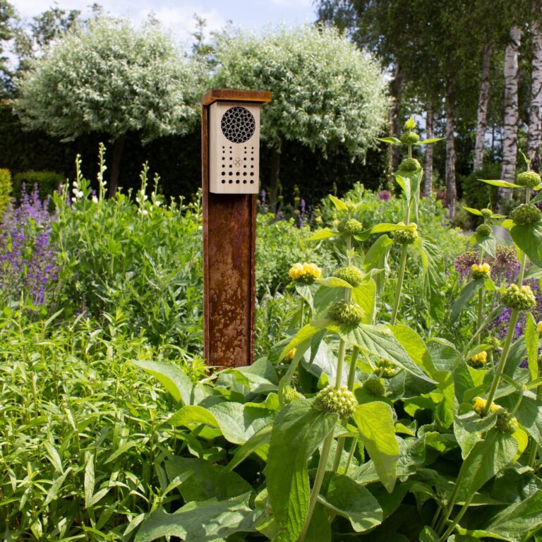 Het Bee & Bee Design Bijenhotel van Cortenstaal staat prachtig in e;lke tuin!